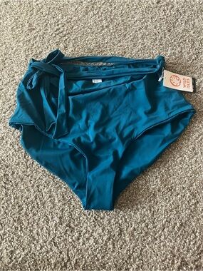 NWT Wild Isles swim Bottoms